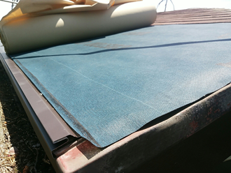 町田市　屋根カバー工法　既存の屋根材の上に防水紙を設置